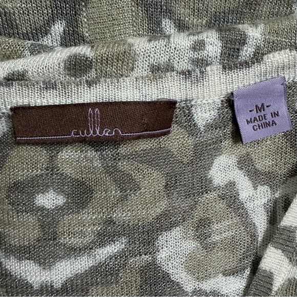 •Cullen• Animal Pattern V-Neck Knit Top – Size Medium - Picture 5 of 7